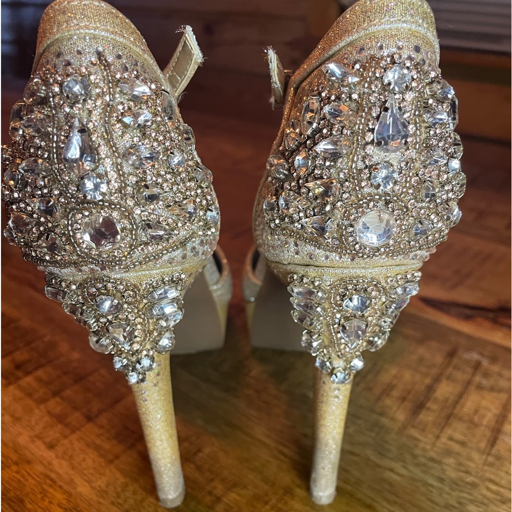 Perfect For Prom!  High heels gold size women’s 7
